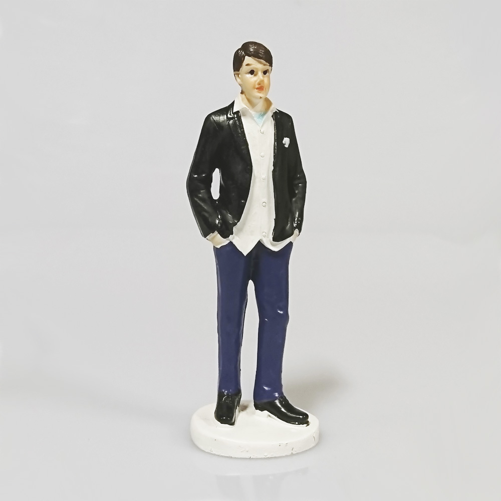 Topfigur til Drengekonfirmation – Mørkhåret Dreng 10,5 cm