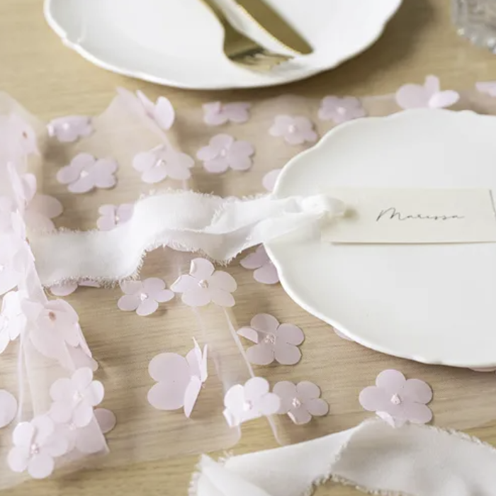 Bordløber med Lyserøde Blomster – Ideel til Fest!
