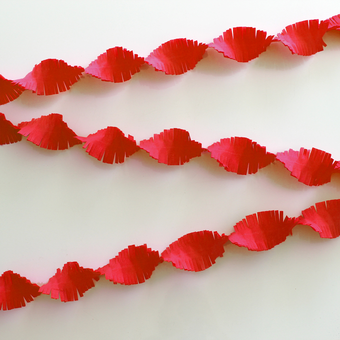 Flosset Rød Crepe Streamer 24 Meter - Perfekt til Fest!