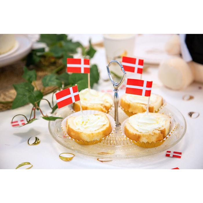 Dannebrog Kageflag på Cocktailpind – Festlig Pynt til Kager!