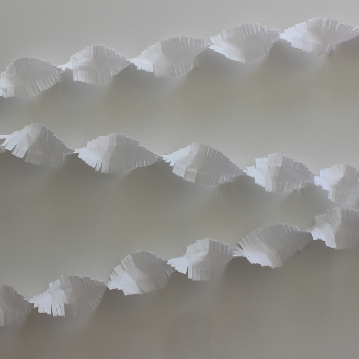 Flosset Hvid Crepe Streamer 24 Meter - Festlig Dekoration
