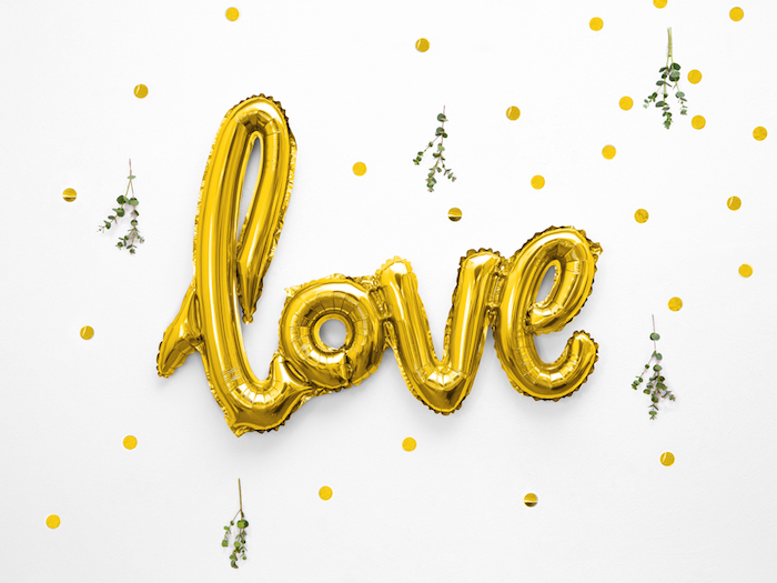 Guld Love Folieballon til Fest - Elegant Dekoration