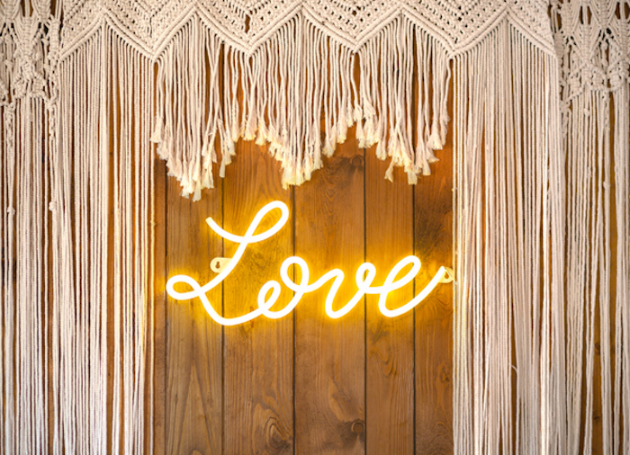 LED Love Neon Skilt – Skab Kærlighedsstemning til Fester!