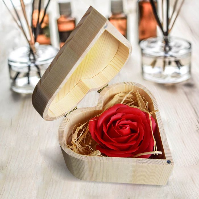 Rød Rose i Hjerteformet Trææske - Perfekt til Valentinsdag!